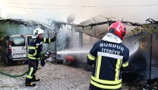 Bağ evi ile araç yandı