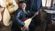 Bağlama çalma hayalini 84 yaşında gerçekleştirdi
