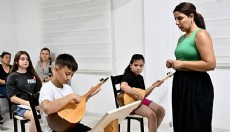 Bağlamanın sesi Değirmenönü’nde yankılanıyor
