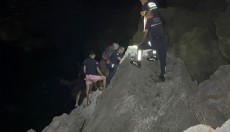 Balık tutmak için çıktıkları kayalıkta mahsur kaldılar