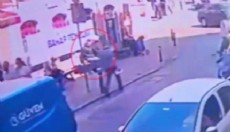 Bankta oturan kişiyi 'yan baktın' diyerek bıçakladı