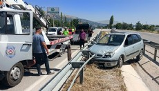 Bariyerlerin arasına giren otomobildeki 6 kişi yaralandı