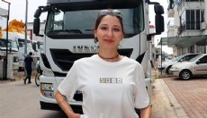 Begüm, memuriyeti bırakıp Avrupa yollarında TIR şoförü oldu