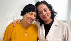 Bir gecede ses telleri felç olan anneyi doktor kızı iyileştirdi