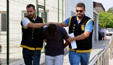 Birlikte içki içtiği çocukluk arkadaşını bıçaklayarak öldürdü