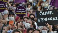 Boşanma aşamasında olduğu kadını durakta vurdu