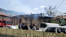 Bucak'ta boş ahşap ev yanarak küle döndü