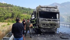 Buğday yüklü TIR yandı