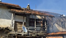 Burdur'da ev ve ahır yandı