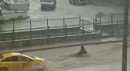 Cadde ve sokaklar suyla doldu, sele kapılan kadını taksici kurtardı