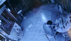 Camı kırıp girdiği markette yedi, içti ve gitti