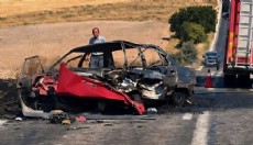 Çarpışan otomobillerden biri alev aldı: 1 ölü, 2 yaralı