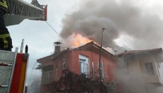 Çatı yangını büyümeden söndürüldü