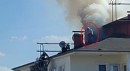 Çatı yangınında mahsur kalan ustayı itfaiye kurtardı