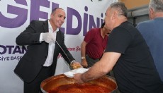 Cem Kotan, şenlikte Çandır Fasulyesi ikram etti