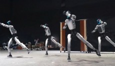 Çin'de insansı robotlardan 'dövüş sanatları' gösterisi