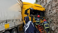 Dağa çarpan TIR'ın sürücüsü yaralandı