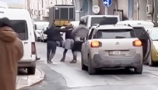 Davulcuların yumruk yumruğa kavgası kamerada