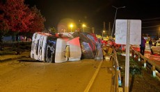 Devrilen TIR'ın sürücüsü yaralandı