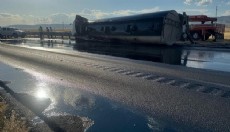 Devrilen akaryakıt yüklü tankerin şoförü öldü