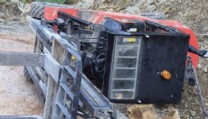 Devrilen forkliftin altında kalıp, yaralandı