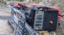 Devrilen forkliftin altında kalıp, yaralandı