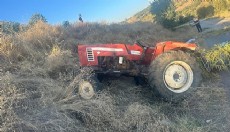 Devrilen traktörün altında kalarak hayatını kaybetti