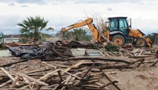 Antalya Doğu Plajı'ndaki işletmelerin tahliyesine başlandı