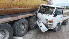 Dorseye çarpan kamyonetin sürücüsü yaralandı