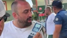 Dur ihtarına uymadı, kaza yaptı, polise saldırdı