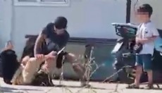 Elinde bıçakla yere yatırdığı eşini dövdü