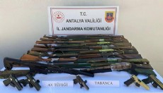 Elmalı'da ruhsatsız silah operasyonu