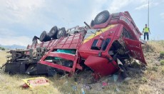 Emirdağ'da kamyon şarampole devrildi: 1 yaralı