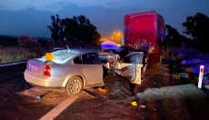 Emniyet şeridinde duran TIR'a otomobil çarptı: 2 ölü