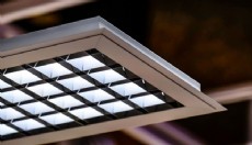 Endüstriyel ve Ticari Alanlar İçin Gelişmiş Aydınlatma Sistemleri: Verimlilik, Standartlar ve Uygulama Rehberi