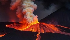 Erebus Yanardağı gökyüzüne altın püskürtüyor