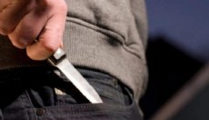 Eşini ve çocuklarını bıçakla tehdit etti