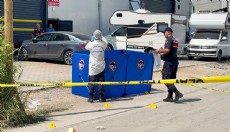 Eşini ve eniştesini tabancayla öldürdü