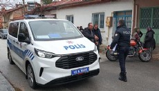 Eşinin telefonla ulaşamadığı kadın evde ölü bulundu