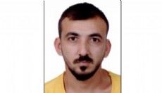 Eşiyle ilişkisi olduğunu öne sürdüğü kişiyi öldürüp kaçtı