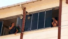 Eşiyle tartıştı, 4 aylık oğlunu pencereden atmaya kalktı