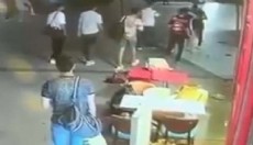 Eski eşinin sosyal medyadan yayın yaptığı kişiye saldırdı