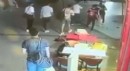 Eski eşinin sosyal medyadan yayın yaptığı kişiye saldırdı