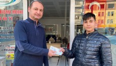 Esnafın yolda bulduğu para sahibine ulaştırıldı