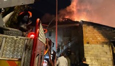 Ev ve ahır yangında küle döndü