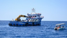 Finike’de 50 yapay resif denize indirildi