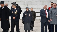 Gazi eşinin vasiyetiyle 10 yıldır tüm resmi törenlere katılıyor