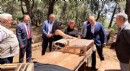 Genç eller Döşemealtı halısı dokuyor
