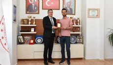 Görevden ayrılan başhekimlere teşekkür plaketi