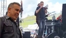 Haluk Levent konser sırasında fenalaştı